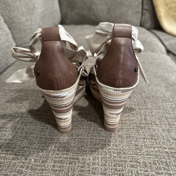 UGG Brown and Cream Platform Sandals - Picture 3 of 7